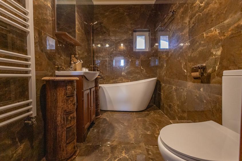 Casă individuală cu 7 camere cu Canalizare în Ronaț