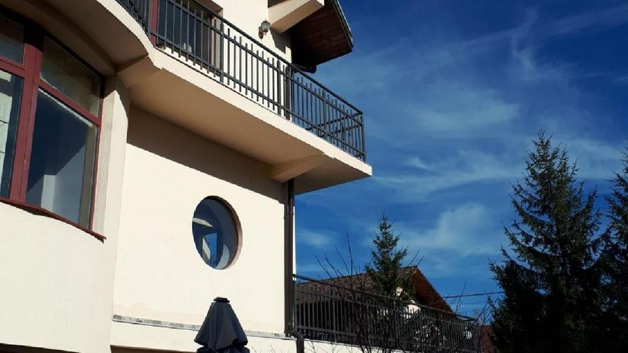 Casă individuală cu 10 camere cu Teren 750 Mp în Cisnădioara