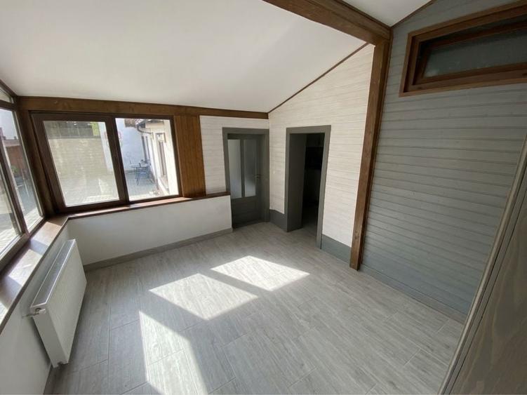 Casă cu 4 camere în Central