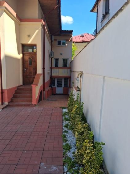 Casă individuală cu 6 camere cu Garaj în Tineretului
