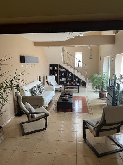 Casă cu 5 camere cu Teren 400 Mp în Central
