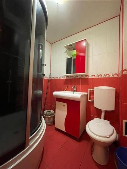 Apartament cu 3 camere semidecomandat, mobilat în Spitalului