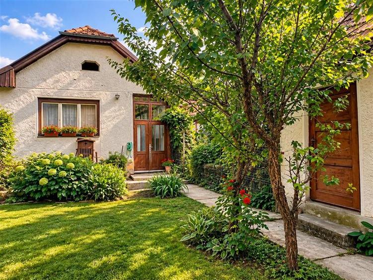 Casă individuală cu 4 camere cu Garaj în Exterior Est