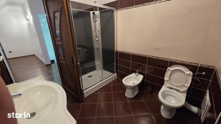 Casă cu 6 camere cu Teren 1888 Mp în Holboca