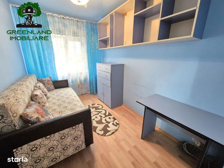 Apartament cu 3 camere decomandat în Podul de Fier
