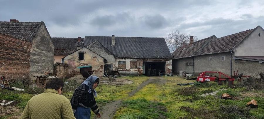 Casă cu Teren 1770 Mp în Socol
