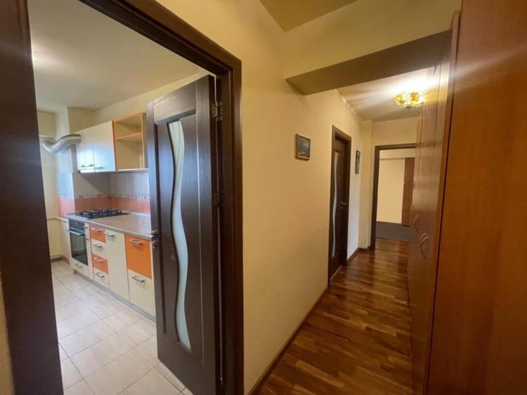 Apartament cu 4 camere decomandat, mobilat în Calea București
