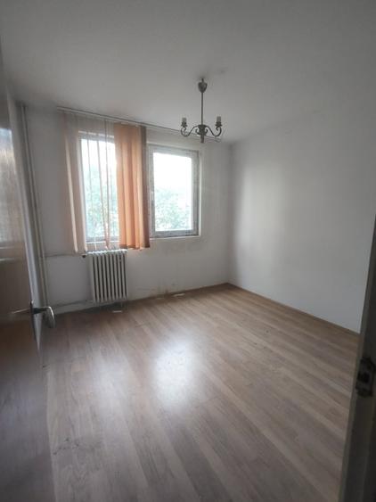 Apartament cu 3 camere decomandat în Virtuții