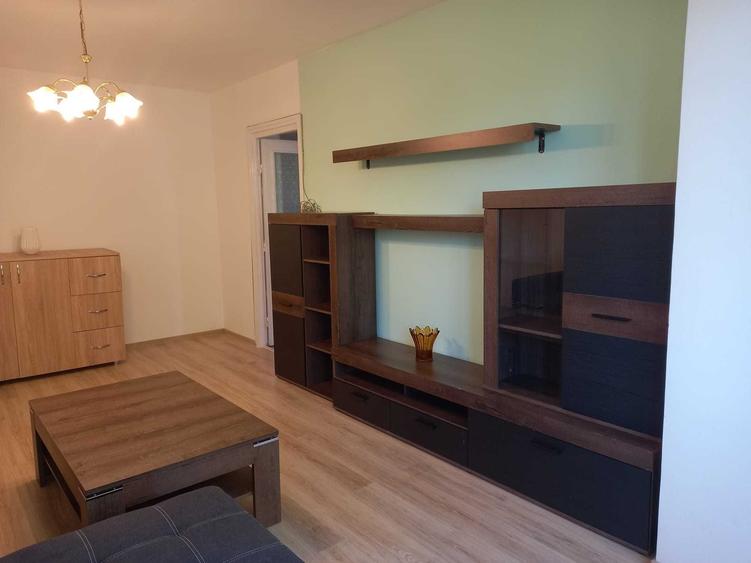 Apartament cu 3 camere semidecomandat, mobilat în Tipografilor