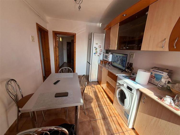 Apartament cu 3 camere decomandat, mobilat în Sud