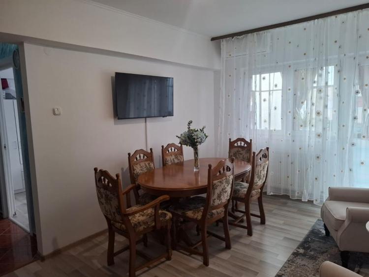 Apartament cu 3 camere semidecomandat, mobilat în Nădlac