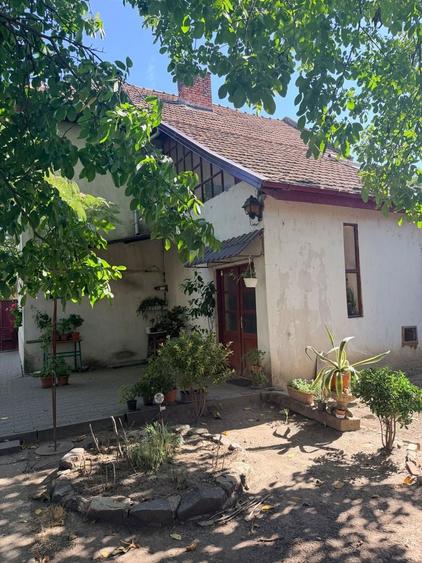 Casă individuală cu 6 camere cu Canalizare în Lunei
