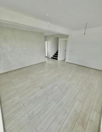 Casă individuală cu 4 camere cu Teren 450 Mp în Rediu