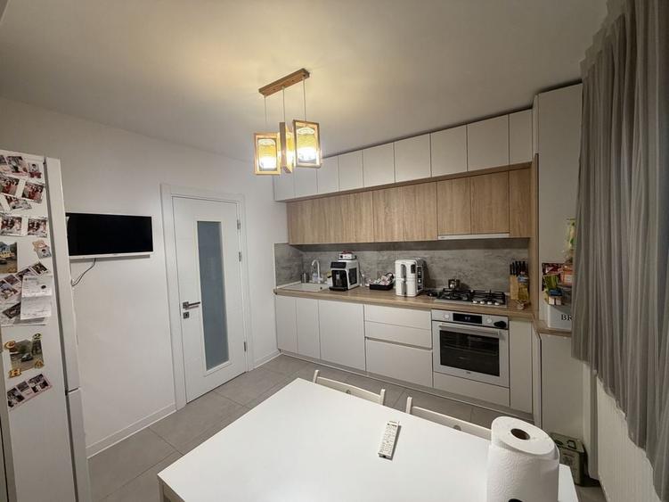 Apartament cu 3 camere decomandat în Vitan