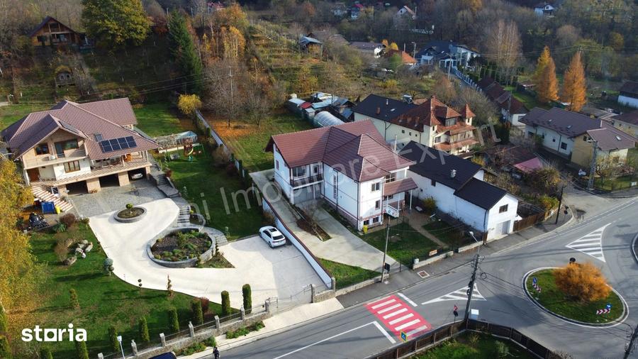 Casă cu 8 camere cu Teren 1500 Mp în Central
