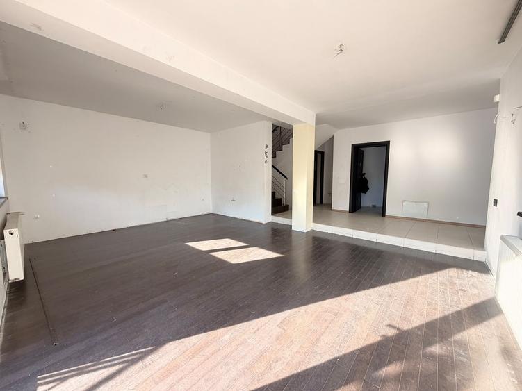 Casă individuală cu 5 camere cu Teren 329 Mp în Titan