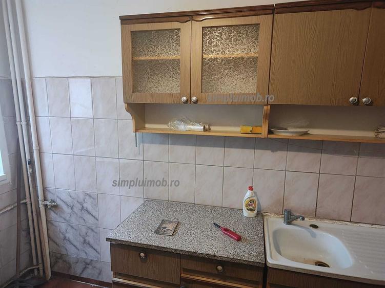 Apartament cu 3 camere semidecomandat, mobilat în Baba Novac