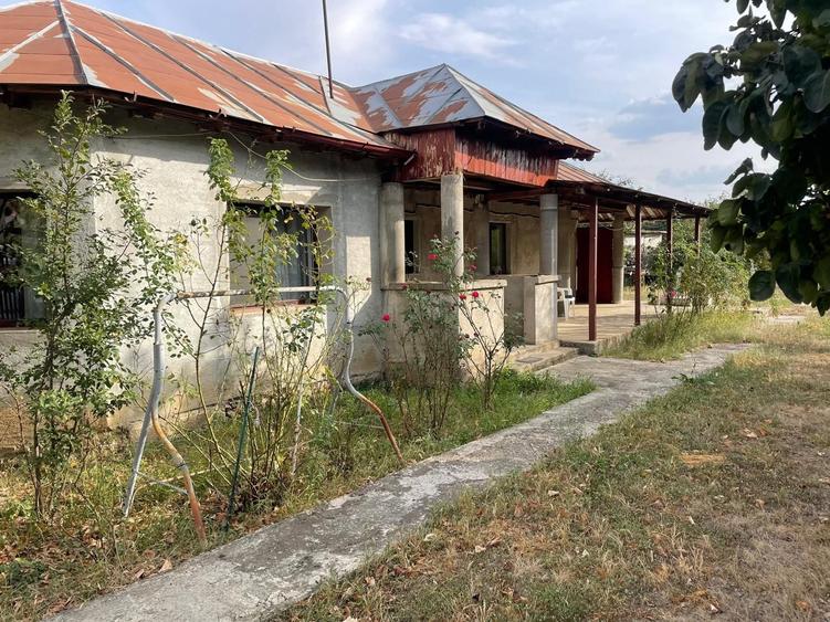 Casă cu 3 camere cu Teren 2100 Mp în Teișori