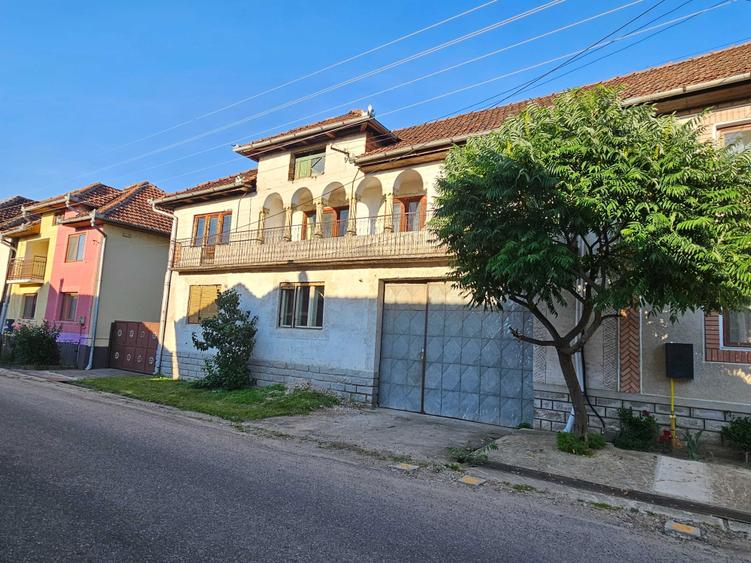 Casă cu 4 camere decomandat în Buntești