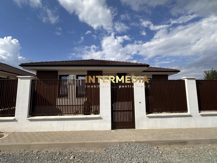 Casă individuală cu 4 camere cu Canalizare în Cetate