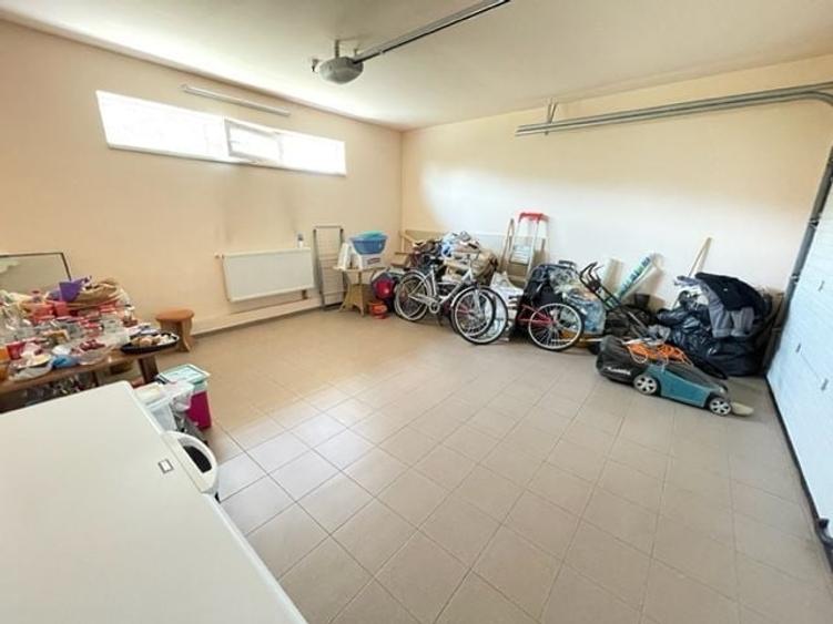Casă individuală cu 7 camere cu Canalizare în Dumbrăvița