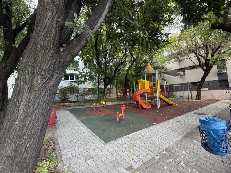 Apartament cu 3 camere decomandat în Olteniței