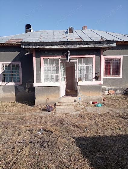 Casă cu 4 camere cu Teren 1400 Mp în Caravaneți