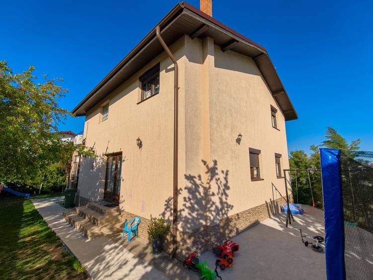 Casă individuală cu 5 camere cu Teren 500 Mp în Săbăreni