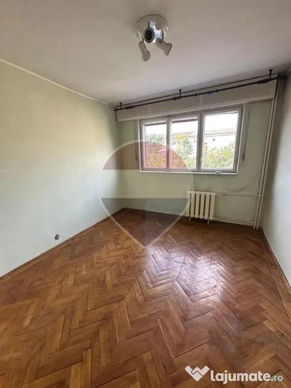Apartament cu 3 camere decomandat în Rogerius