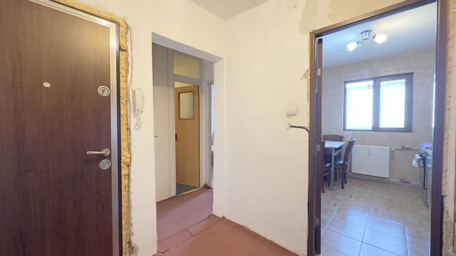 Apartament cu 3 camere semidecomandat în Rahova