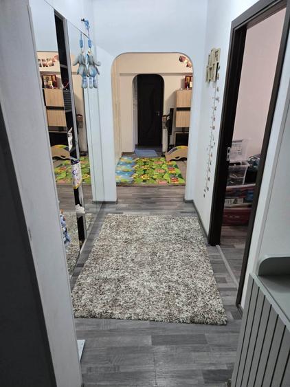 Apartament cu 3 camere semidecomandat în Dristor