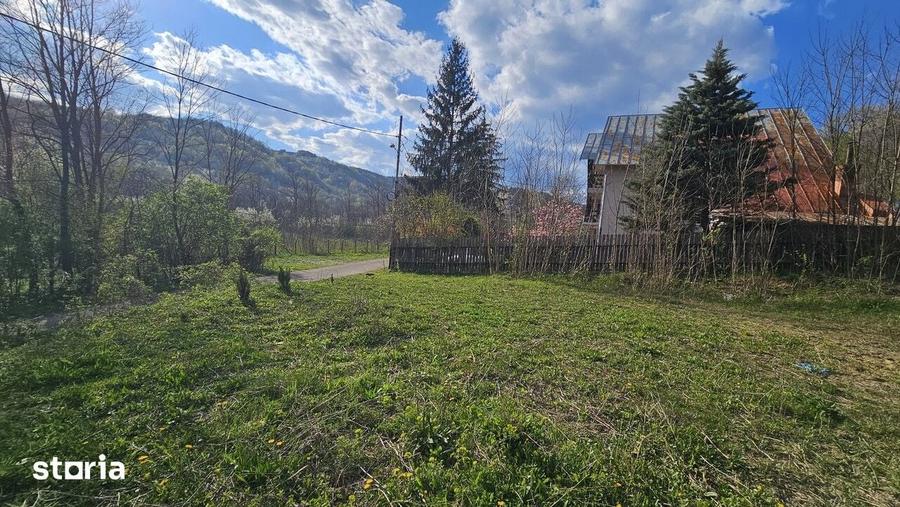 Teren de 1800 mp, în Brebu