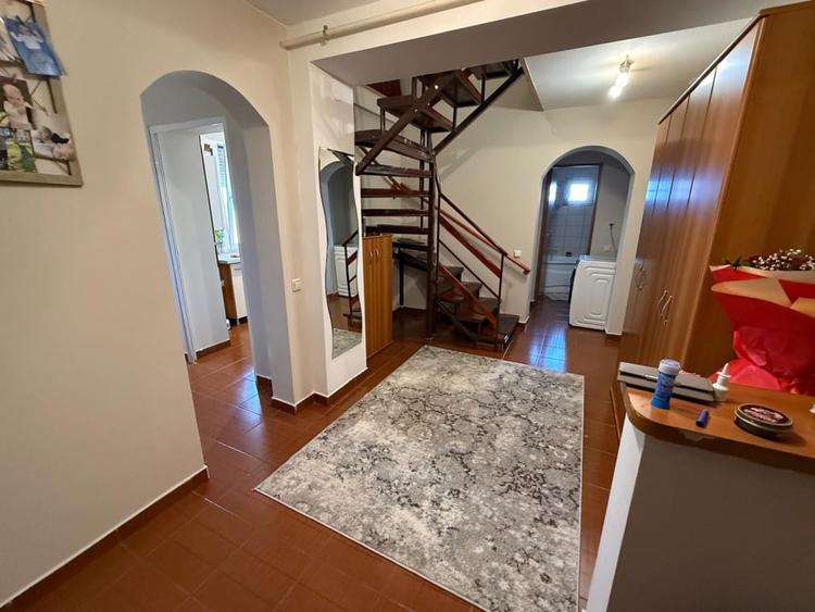 Apartament cu 4 camere decomandat, mobilat în Sărari