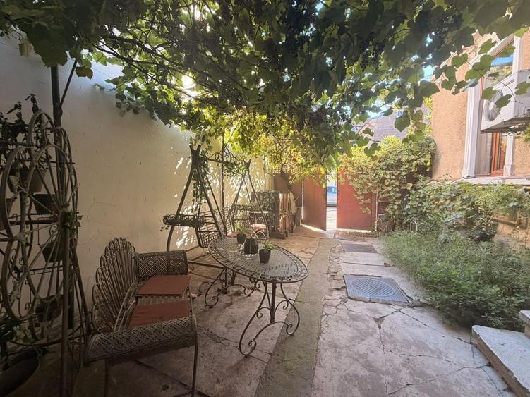 Apartament cu 5 camere semidecomandat în Armeneasca