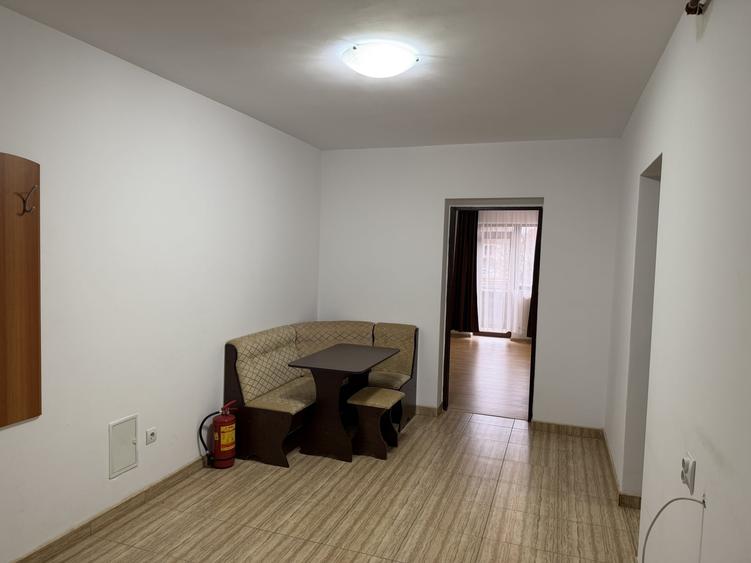 Apartament cu 3 camere decomandat, mobilat în Vasile Aaron