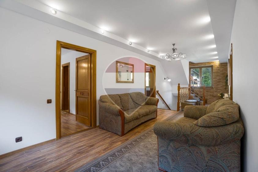 Casă individuală cu 13 camere cu Teren 4780 Mp în Moieciu de Sus
