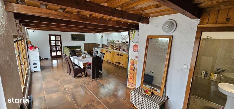 Casă cu 4 camere semidecomandat în Zece Hotare