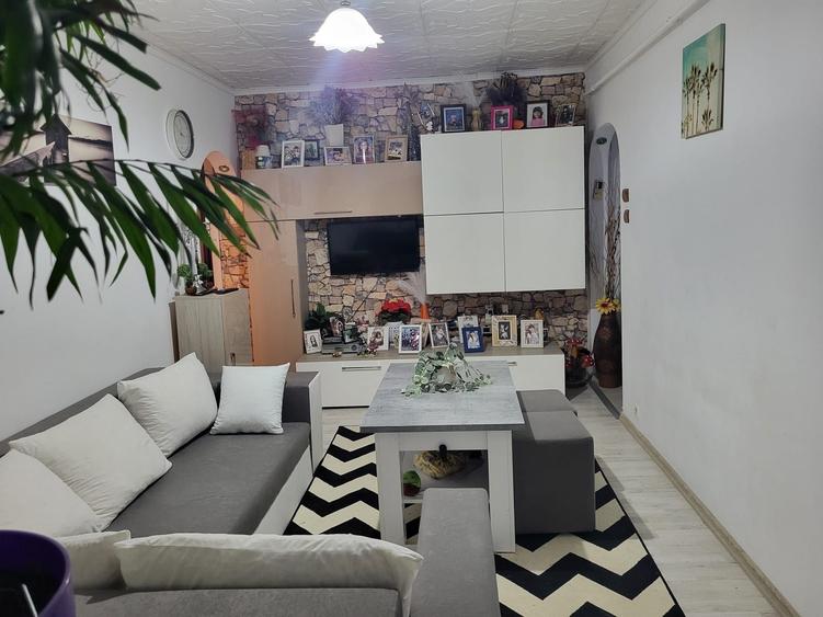 Apartament cu 4 camere semidecomandat în Craiovița Nouă