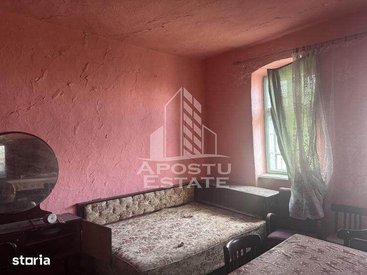 Casă cu 4 camere cu Teren 2518 Mp în Central