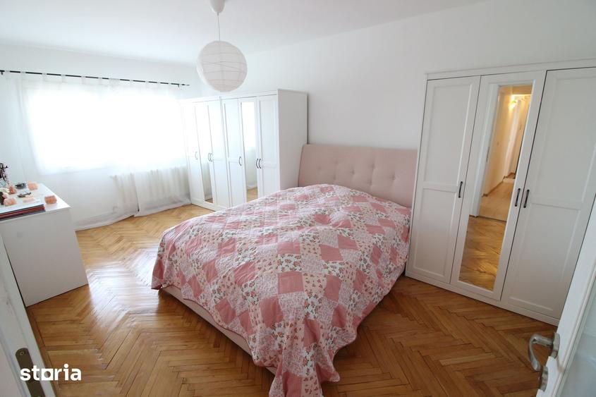 Apartament cu 4 camere decomandat în Piața Centrală