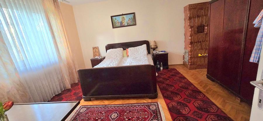 Casă individuală cu 7 camere cu Canalizare în Central