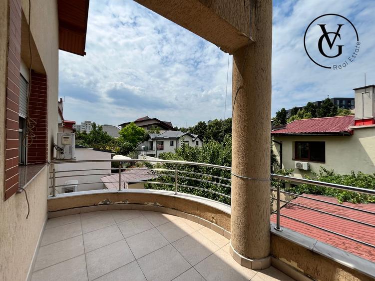 Casă individuală cu 10 camere cu Canalizare în Tei