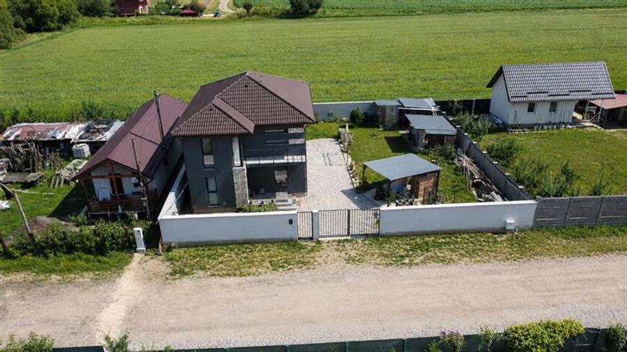 Casă cu 4 camere cu Teren 530 Mp în Exterior Est