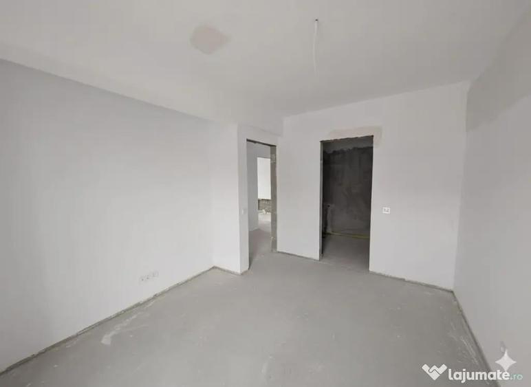 Apartament cu 4 camere semidecomandat în Florești