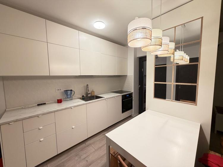 Apartament cu 5 camere decomandat, mobilat în P-ta Presei Libere