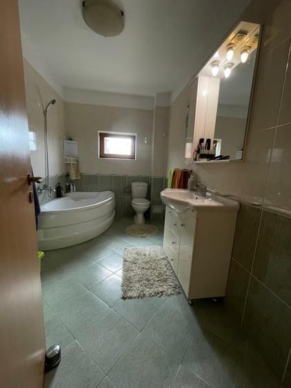 Casă individuală cu 7 camere cu Canalizare în Aradului
