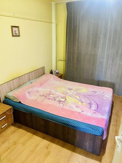 Apartament cu 3 camere decomandat în Craiovița Nouă