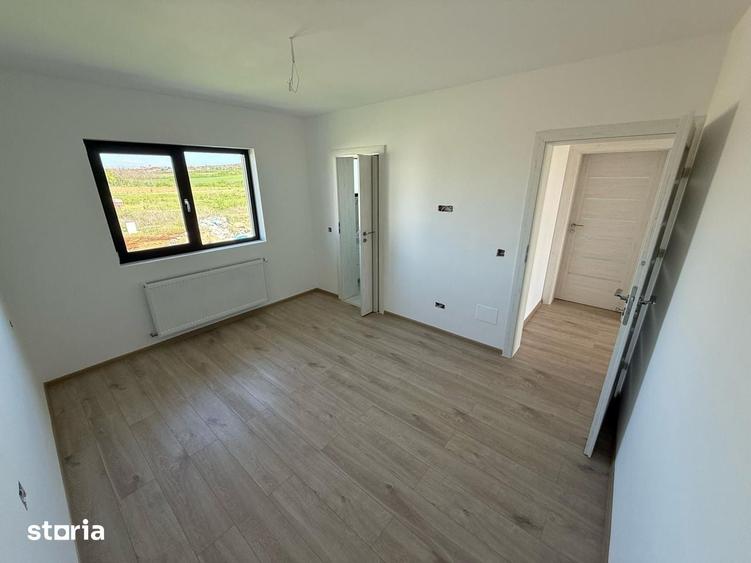 Casă cu 5 camere cu Teren 490 Mp în Păulești