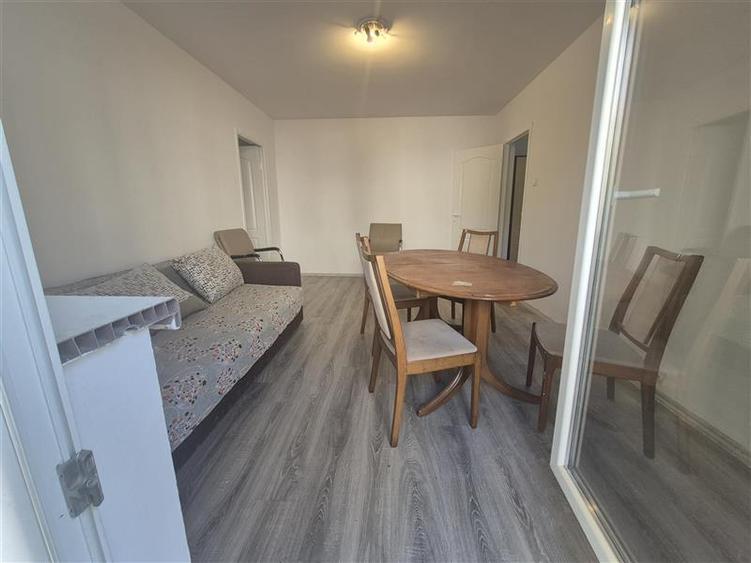 Apartament cu 3 camere semidecomandat în Dacia