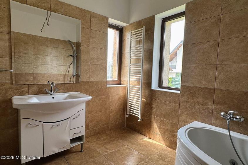 Casă individuală cu 6 camere cu Canalizare în Corbeanca